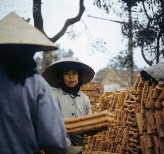 Ngói được chuyển từ một vùng ngoại thành Hà Nội để xây dựng lại những căn nhà bị phá hủy ở phố Khâm Thiên.Ảnh. © Werner Schulze-dpa-Corbis.